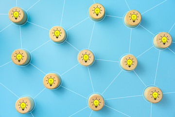 在赤道正上方的同步卫星距离地球中心的高度都相等吗？