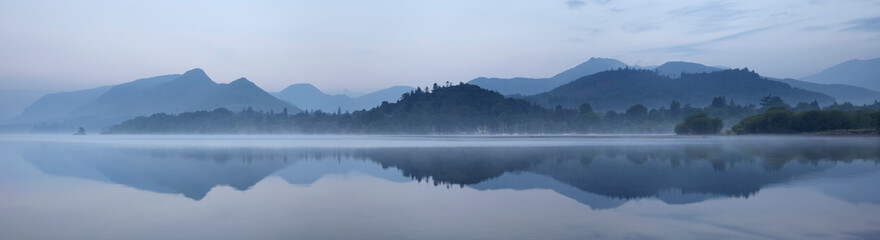 在赤道正上方的同步卫星距离地球中心的高度都相等吗？