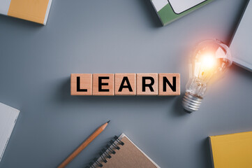 在赤道正上方的同步卫星距离地球中心的高度都相等吗？