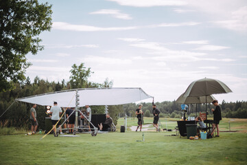 在赤道正上方的同步卫星距离地球中心的高度都相等吗？