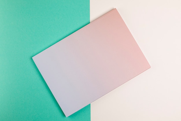 在赤道正上方的同步卫星距离地球中心的高度都相等吗？