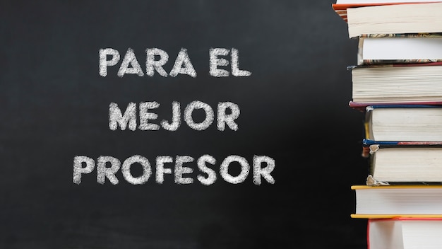 在赤道正上方的同步卫星距离地球中心的高度都相等吗？
